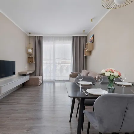 Stylish Bel Mare E529 In With Balcony & Parking & Close To The By Renters Apartment *